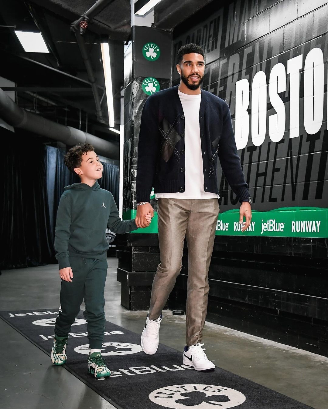 开云-塔图姆回归赛场，战术调整首场状态亮眼，C9观众沸腾！的简单介绍